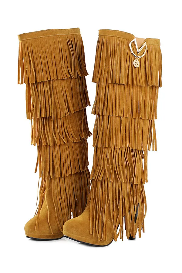 High heel suede boots with fringes.