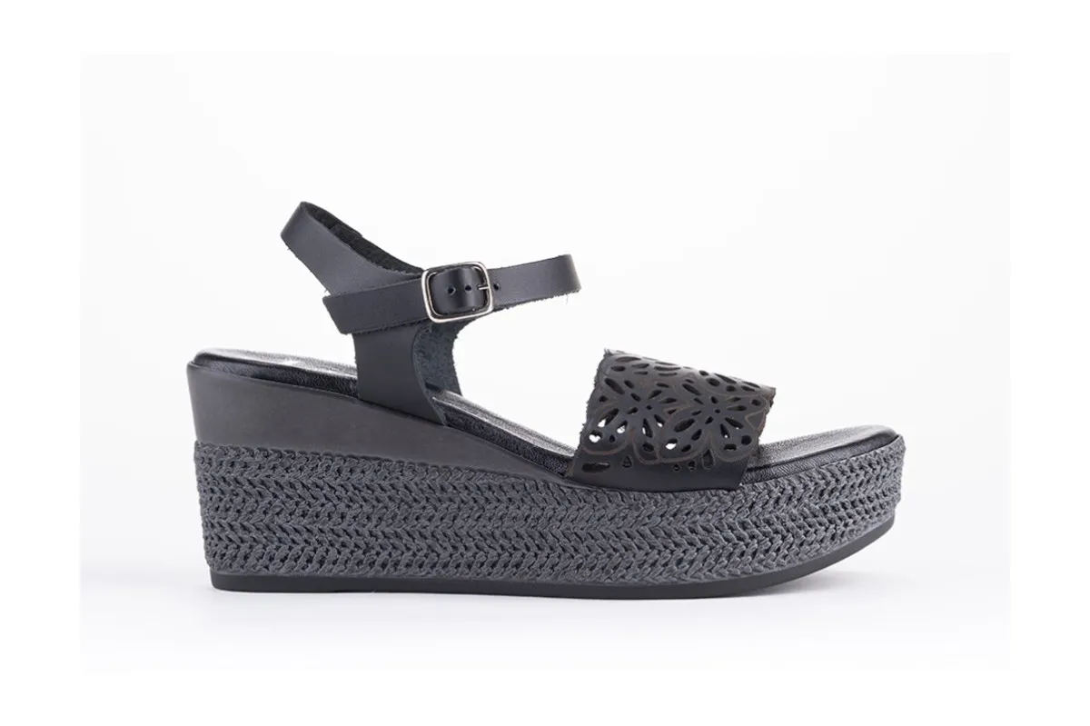 Comfortable wedge sandals with stylish strap - Black