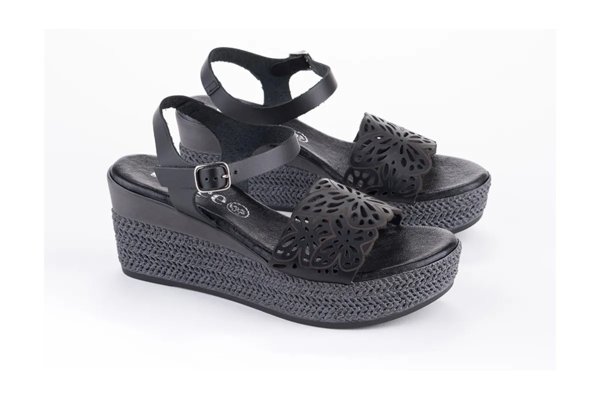 Comfortable wedge sandals with stylish strap - Black